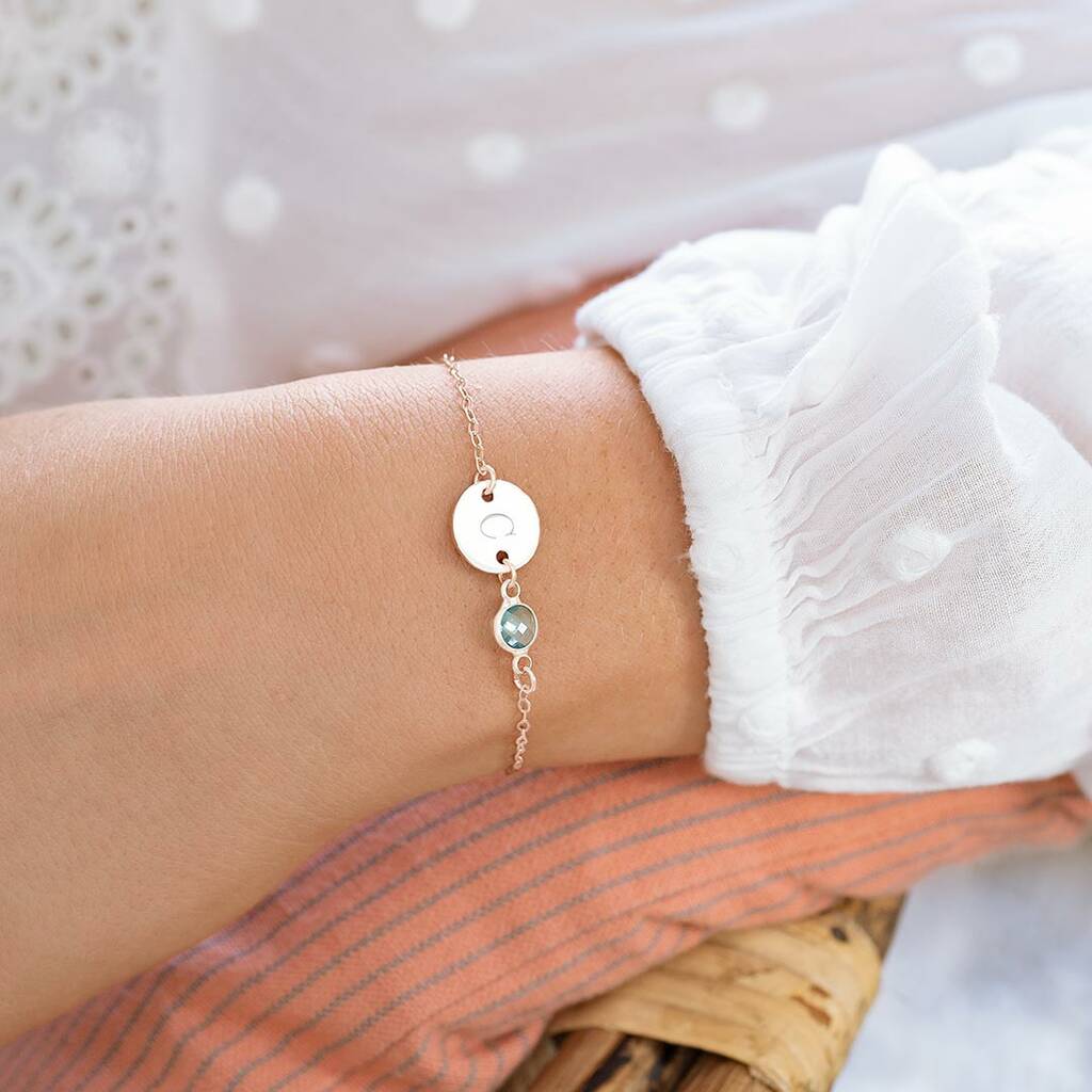 قلادة حجر الميلاد 